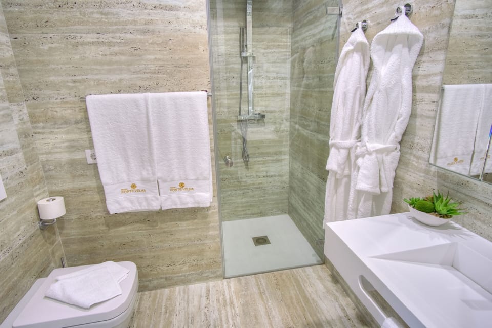 Shower, rainfall showerhead, free toiletries, hair dryer