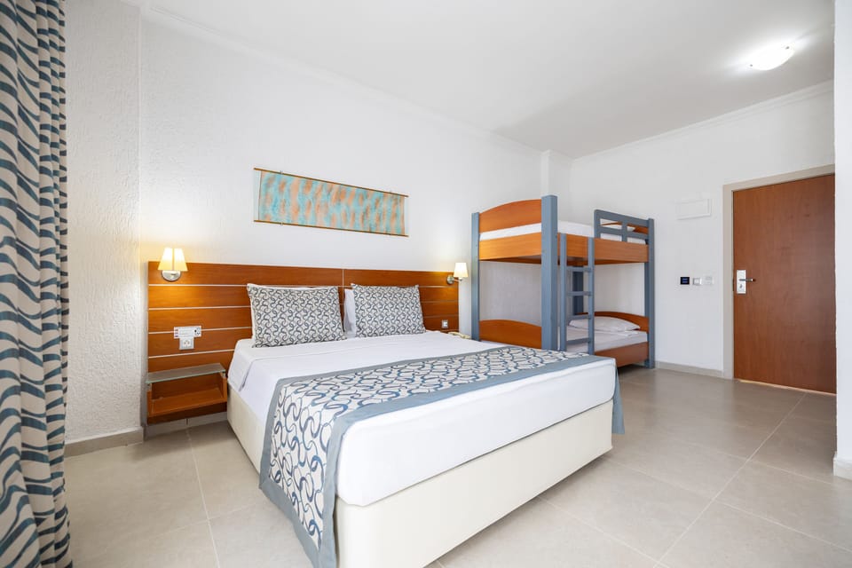 Family Room | Premium bedding, minibar, bed sheets
