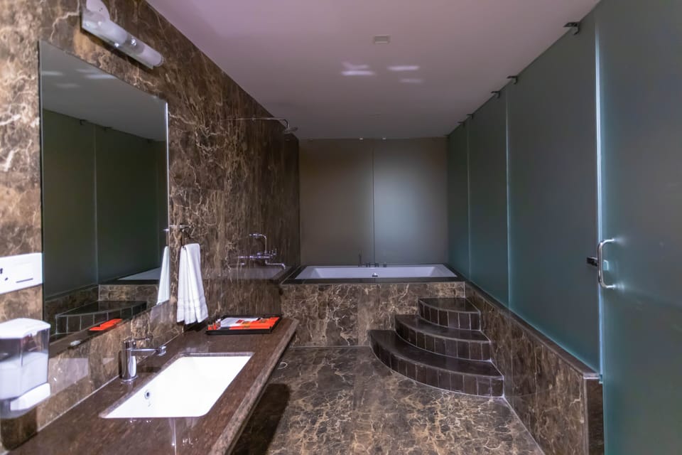 Luxury Double Room | Bathroom | Shower, free toiletries, slippers, towels