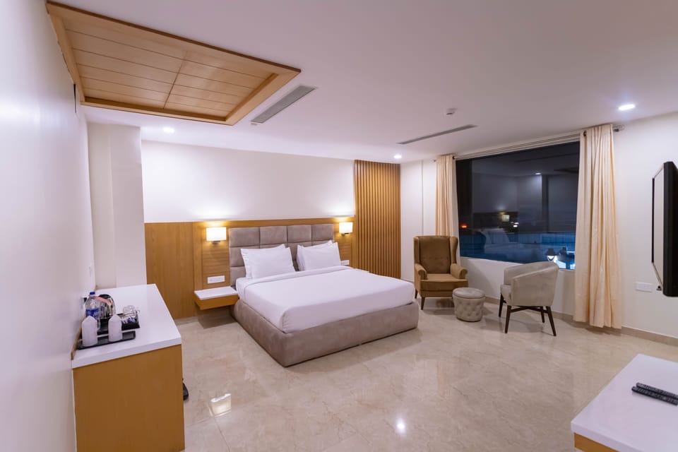 Deluxe Double Room | Minibar, individually decorated, laptop workspace, soundproofing