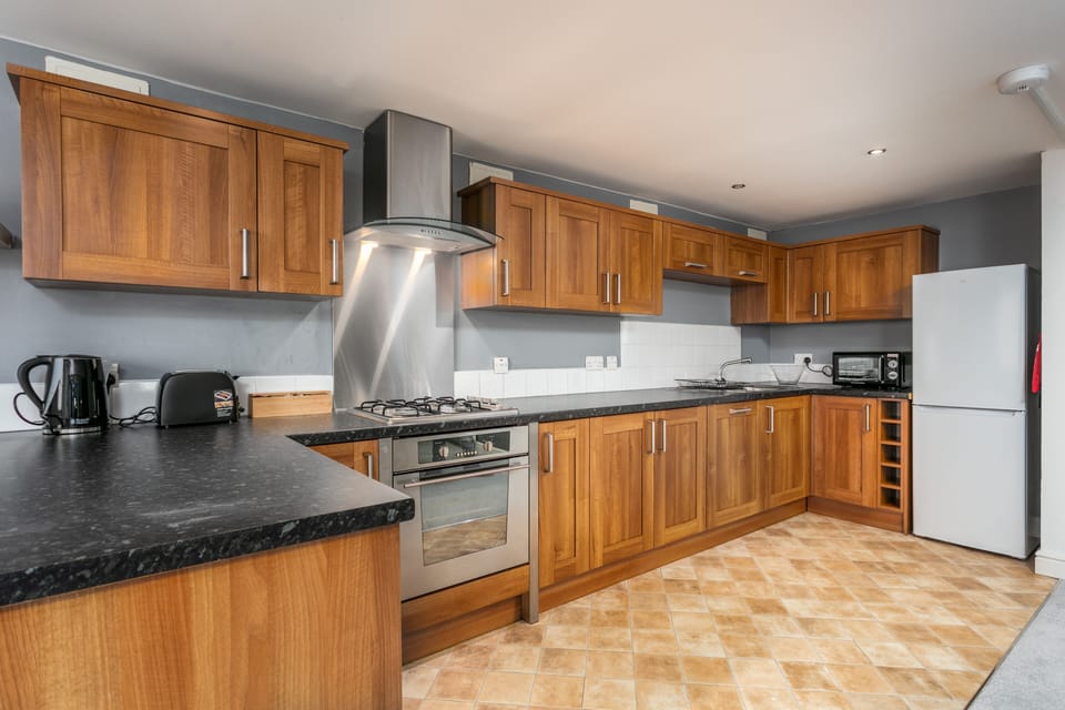 Classic Apartment, 2 Bedrooms, Non Smoking | Private kitchen | Full-size fridge, microwave, oven, stovetop