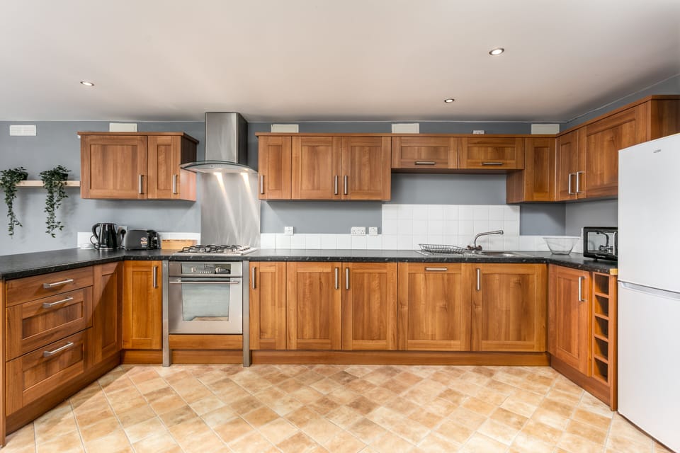 Classic Apartment, 2 Bedrooms, Non Smoking | Private kitchen | Full-size fridge, microwave, oven, stovetop