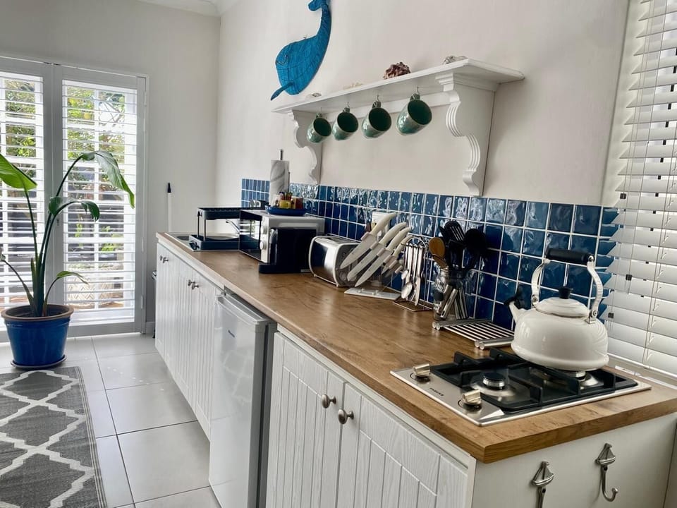 Standard Cottage | Private kitchen | Microwave, stovetop, espresso maker, coffee/tea maker