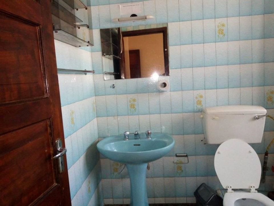 Separate tub and shower, free toiletries, towels, soap