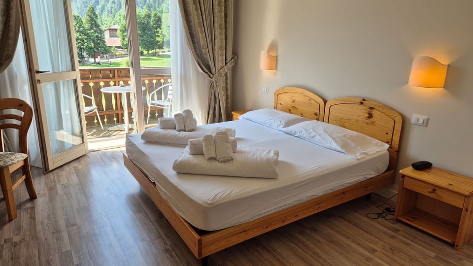 Double or Twin Room | Hypo-allergenic bedding, down comforters, in-room safe, desk