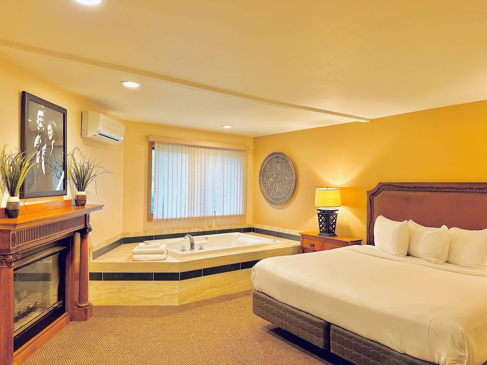 Luxury Suite | Iron/ironing board, free cribs/infant beds, free WiFi, bed sheets