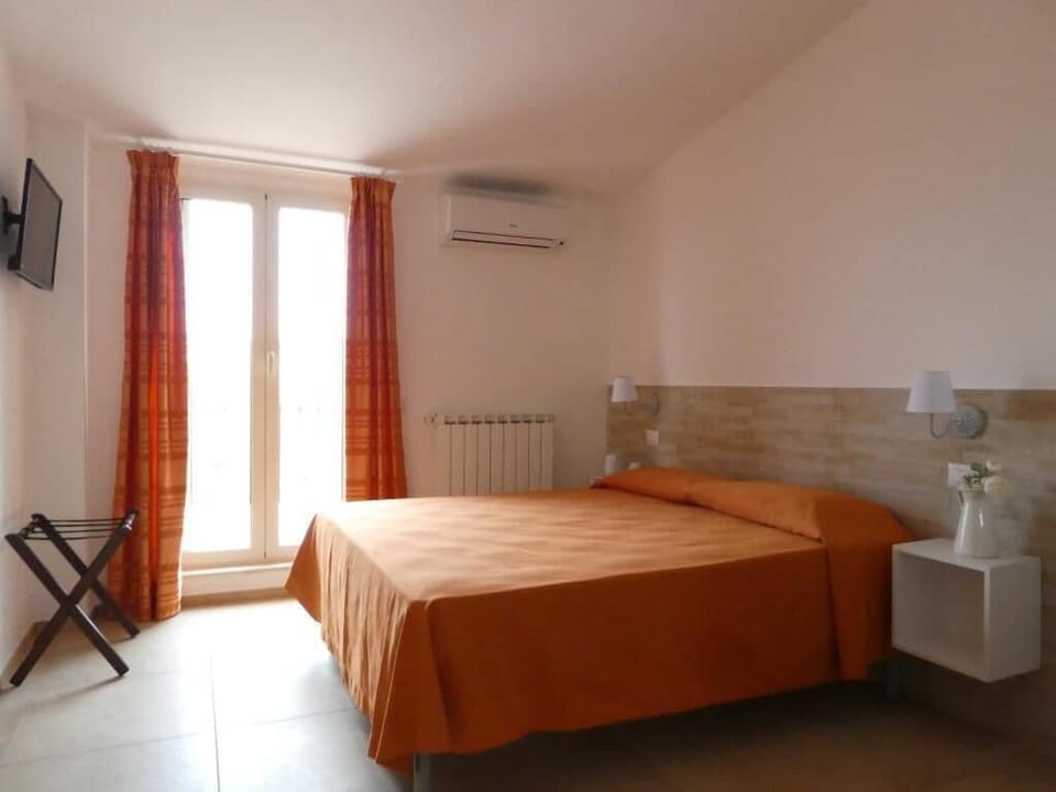 Standard Double Room, Balcony, Garden View | Bed sheets