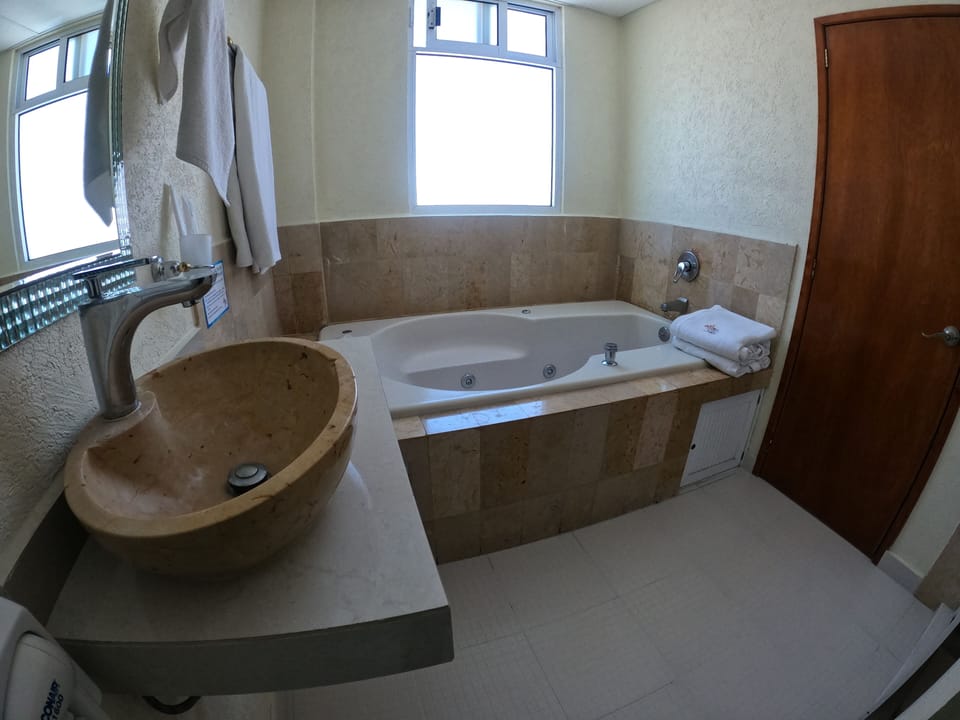 Standard Room, Hot Tub | Bathroom | Shower, rainfall showerhead, free toiletries, hair dryer