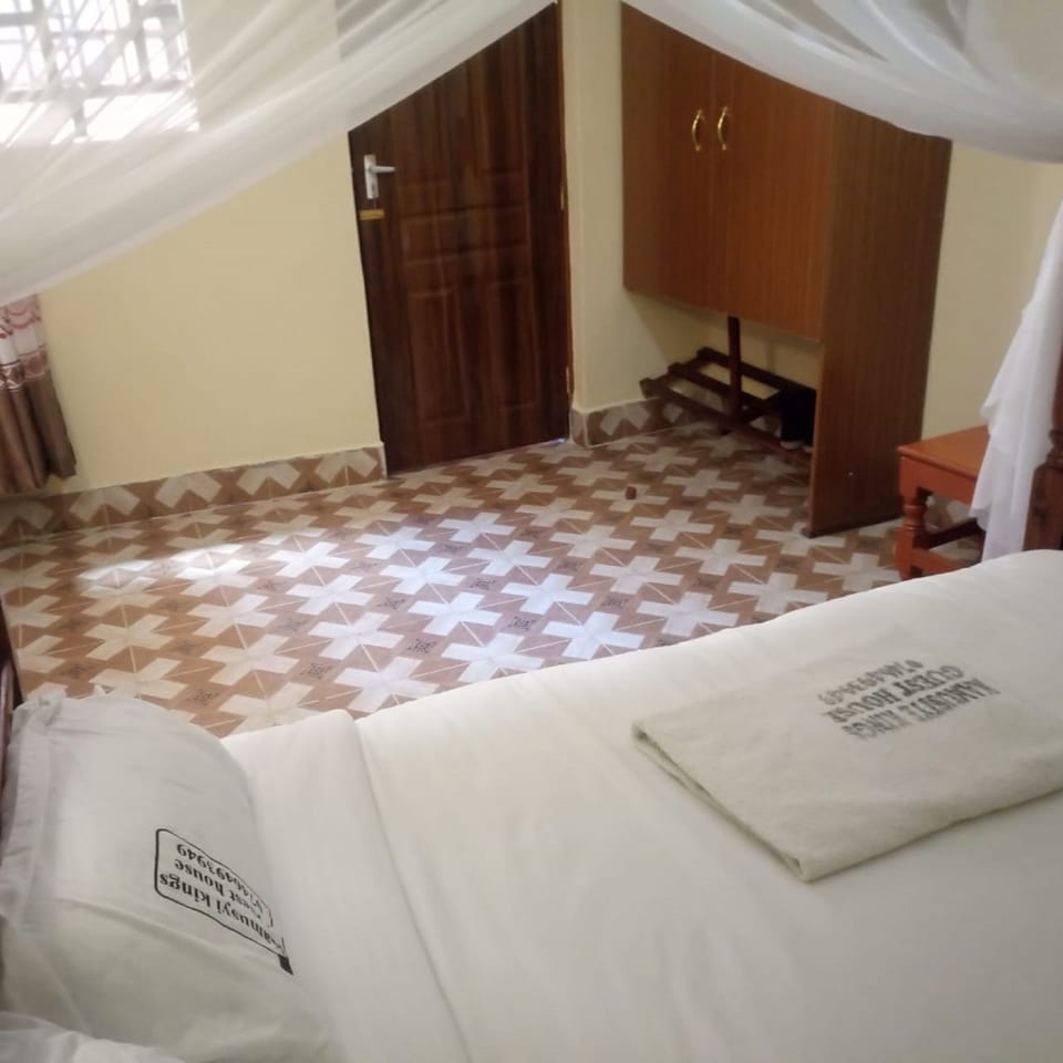 Single Room | Desk, bed sheets