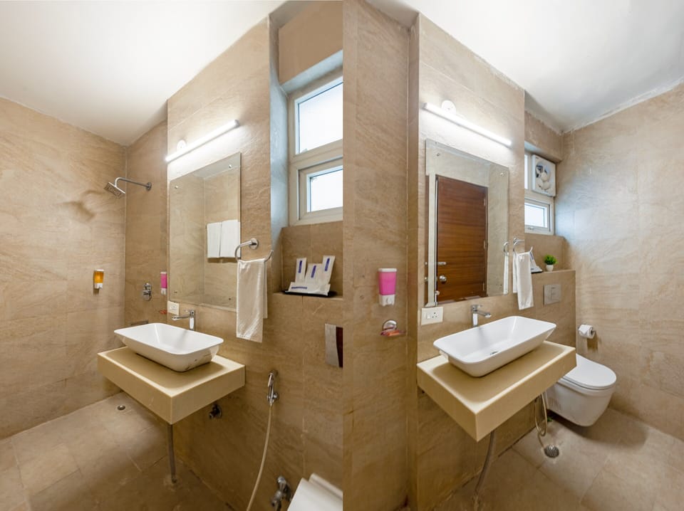 Suite with Balcony | Bathroom | Shower, towels