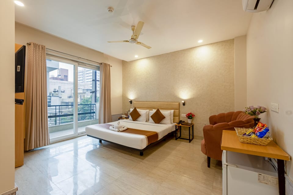 Suite with Balcony | Egyptian cotton sheets, premium bedding, down comforters