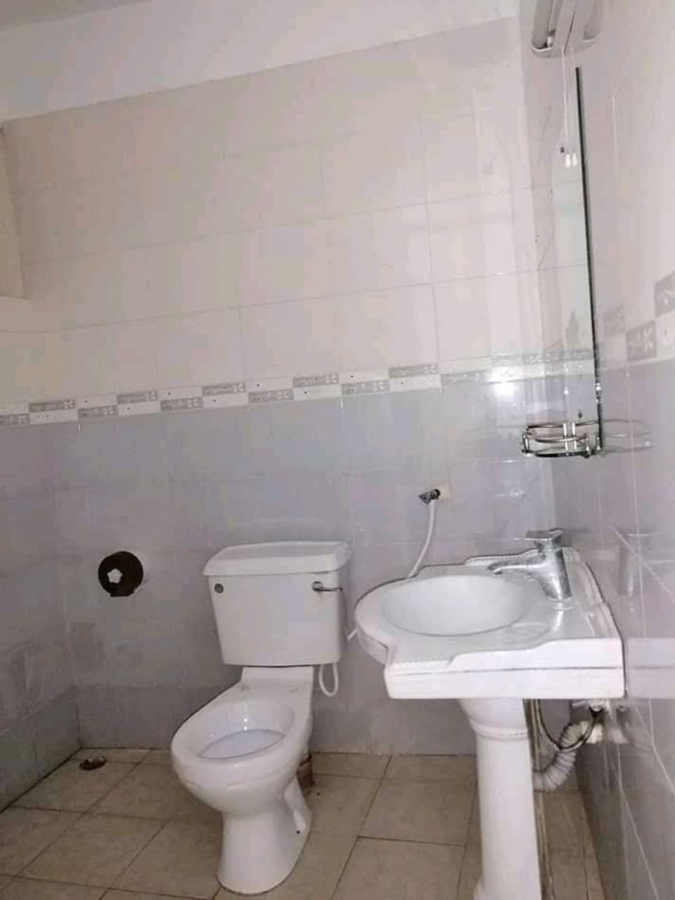 Single Room | Bathroom | Shower, rainfall showerhead, towels, toilet paper