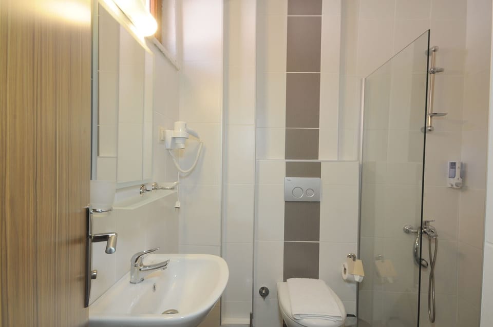 Standard Room | Bathroom | Shower, rainfall showerhead, free toiletries, hair dryer