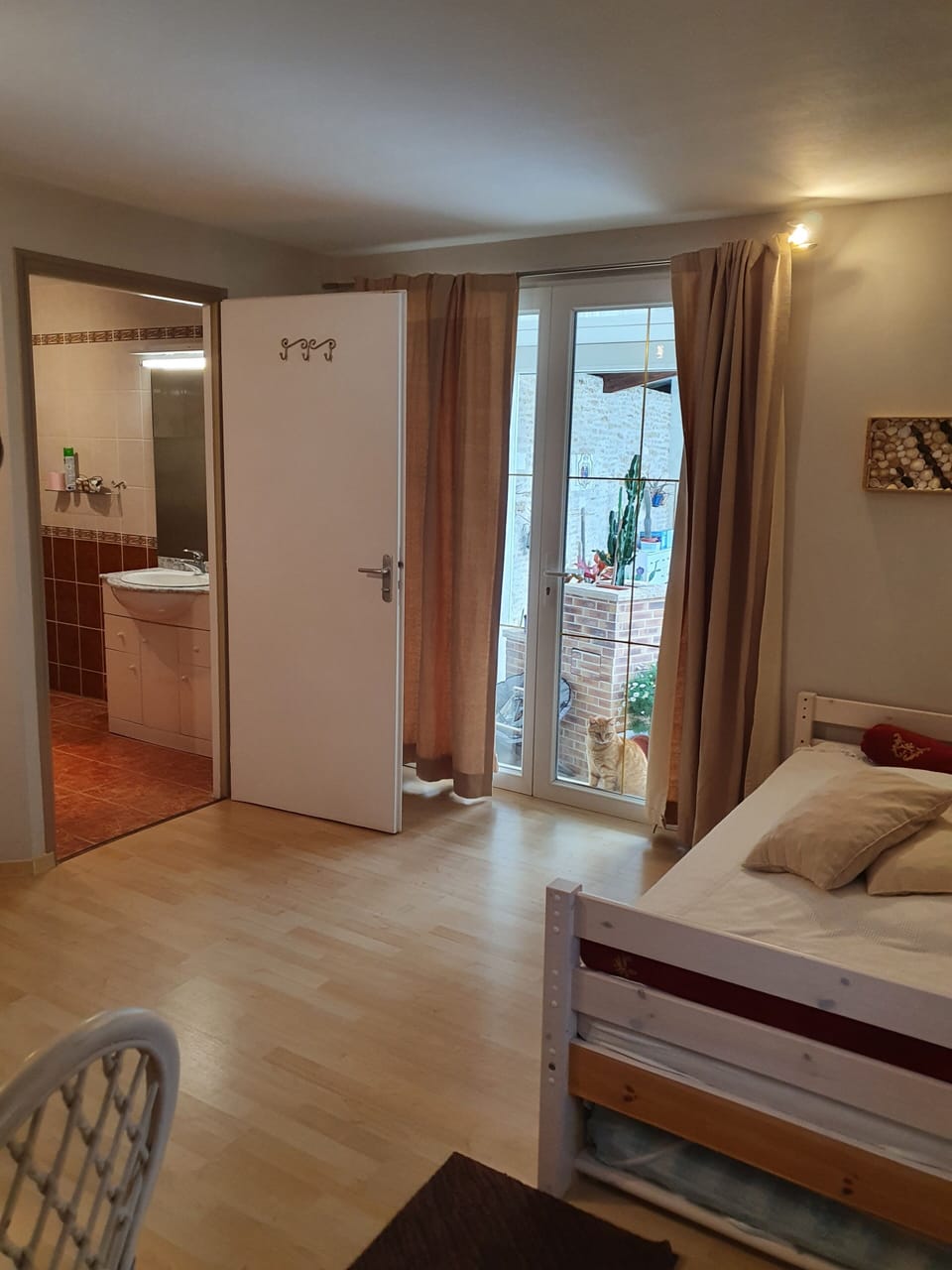 Triple Room, 1 Bedroom, Non Smoking (Lys) | Individually decorated, individually furnished, free WiFi, bed sheets