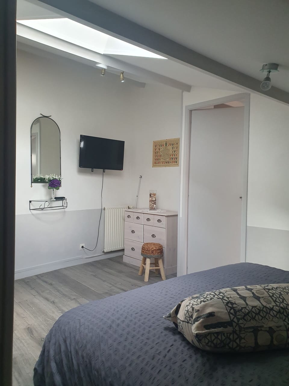 Double Room (Violette) | Individually decorated, individually furnished, free WiFi, bed sheets