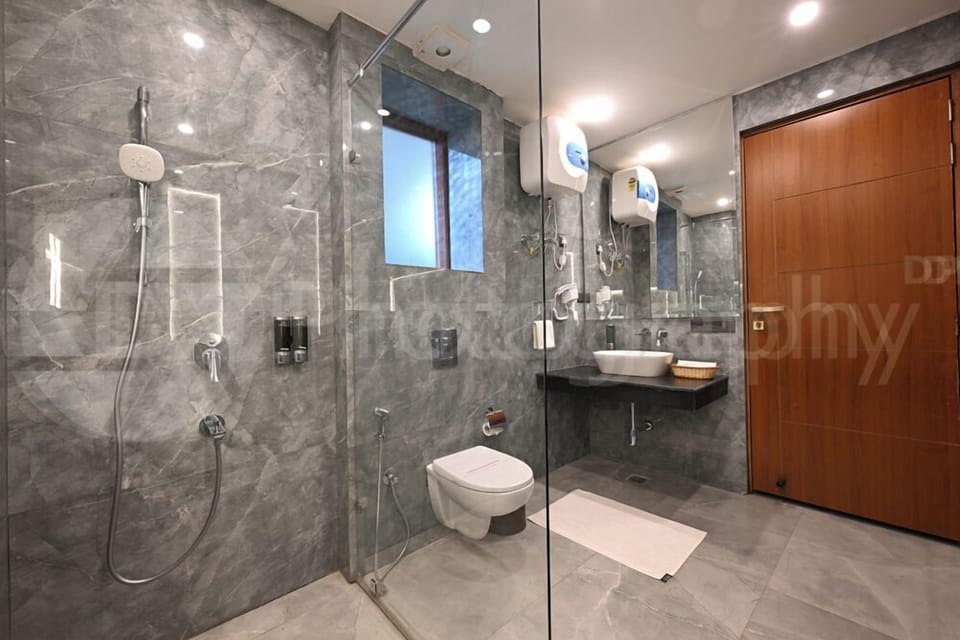 Executive Room | Bathroom | Shower, hair dryer, slippers, towels