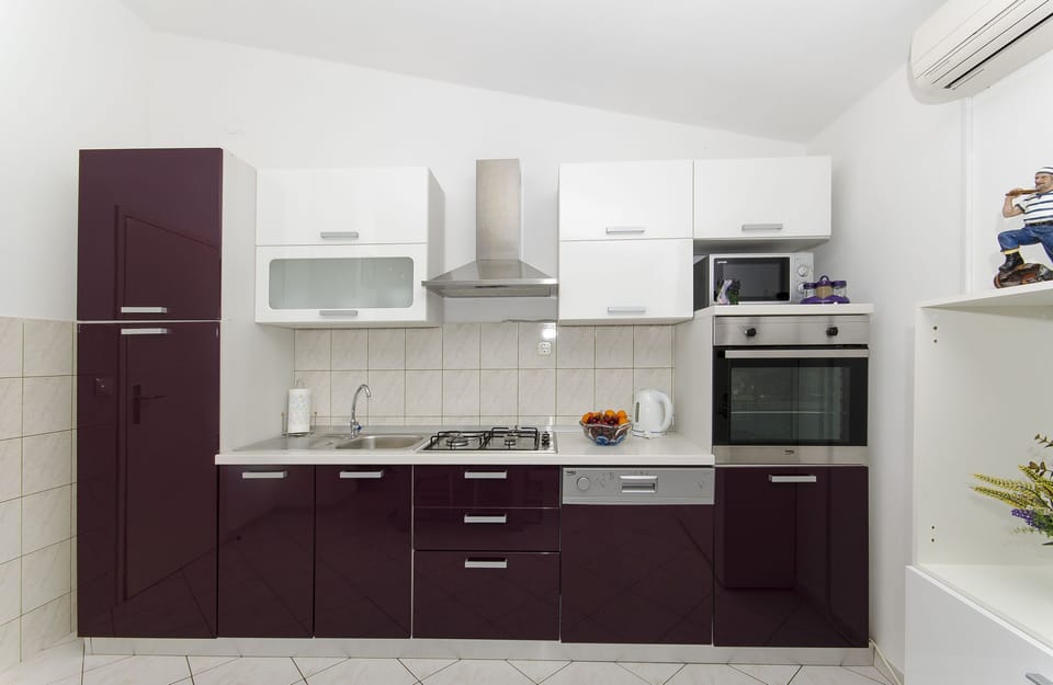 Private kitchen | Fridge, microwave, oven, stovetop
