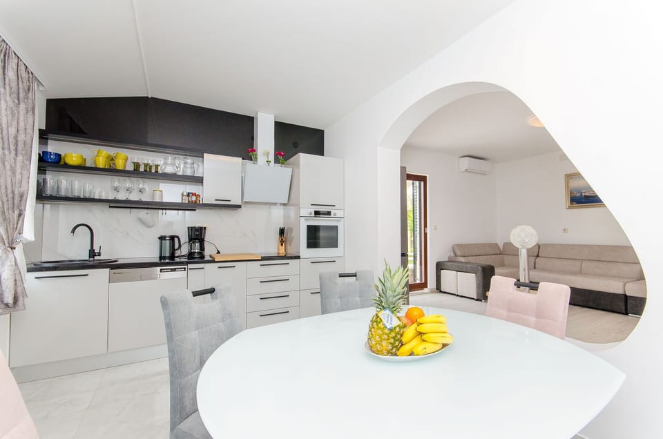 Apartment (A1) | Private kitchen | Fridge, oven, stovetop, espresso maker