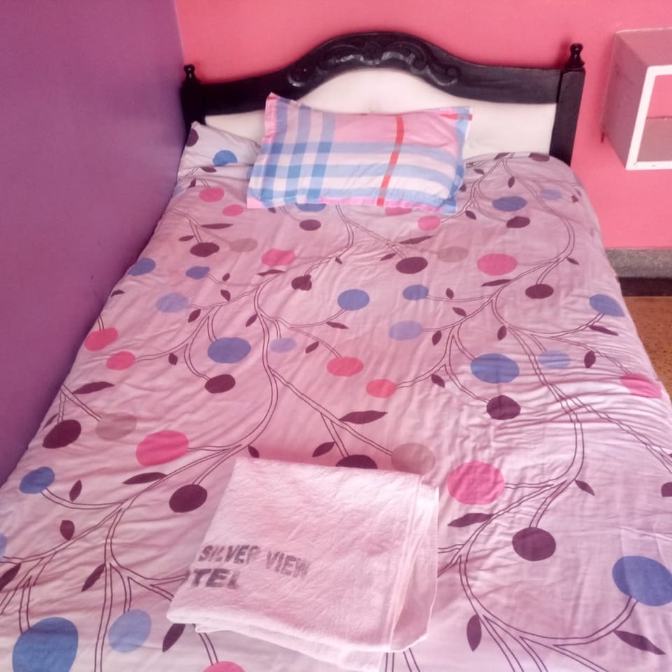 Single Room | Desk, bed sheets