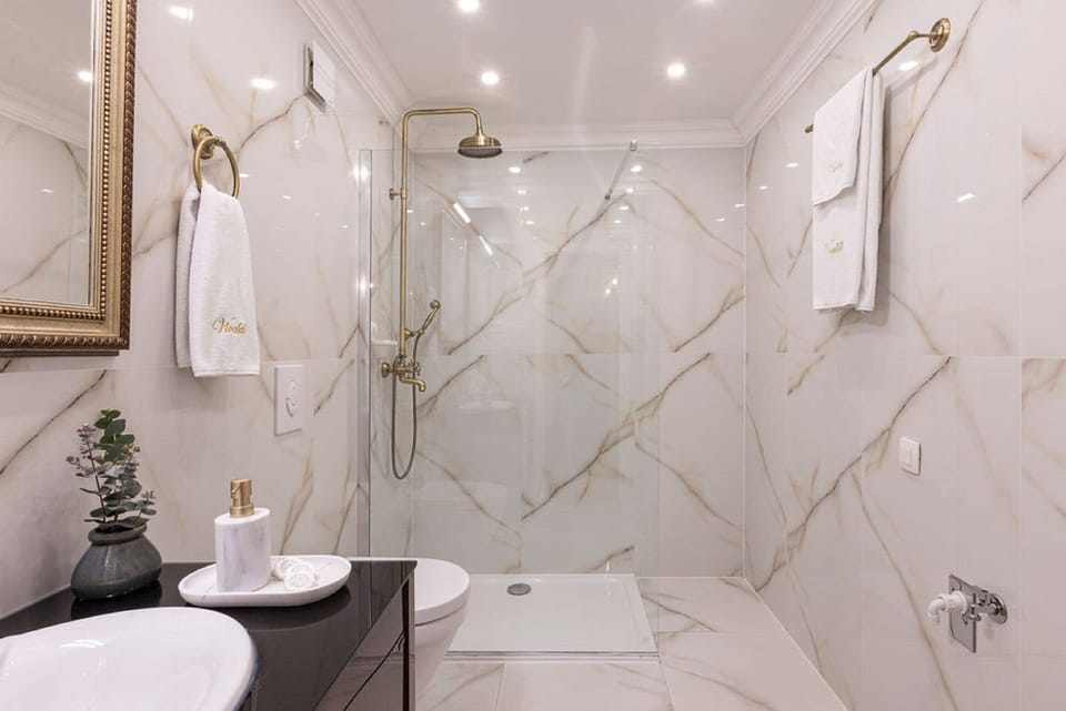 Double Room (Superior Double Room) | Bathroom | Shower, towels