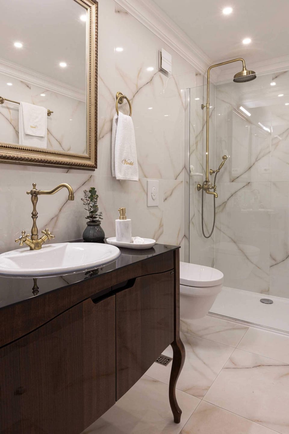 Double Room (Superior Double Room) | Bathroom | Shower, towels
