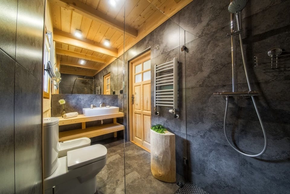 Cabin (Domek  4) | Bathroom | Shower, hair dryer, slippers, bidet