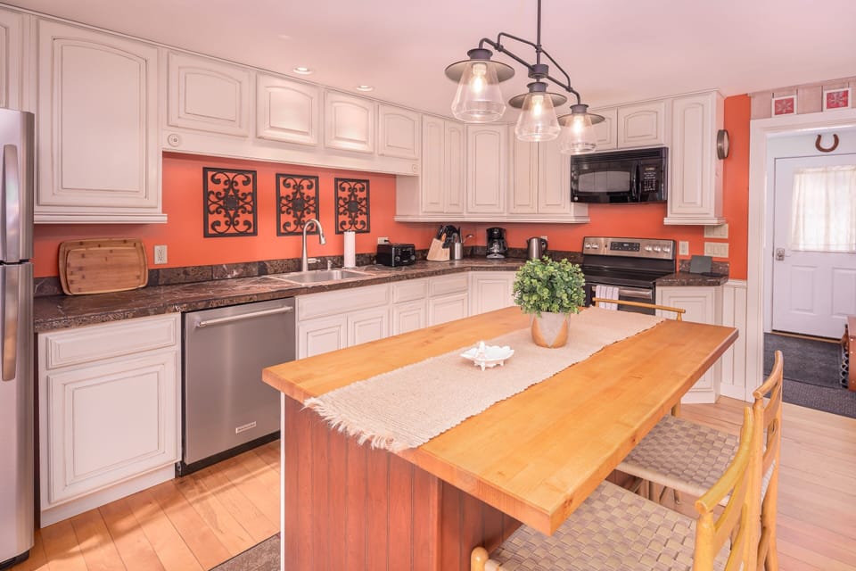 Chalet, 3 Bedrooms | Private kitchen | Fridge, microwave, oven, dishwasher
