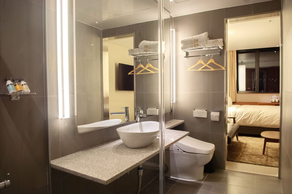 Suite | Bathroom | Free toiletries, hair dryer, bathrobes, bidet