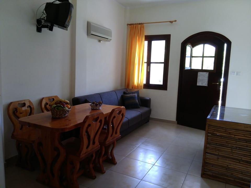 Villa, 2 Bedrooms, Smoking, Balcony | Living room