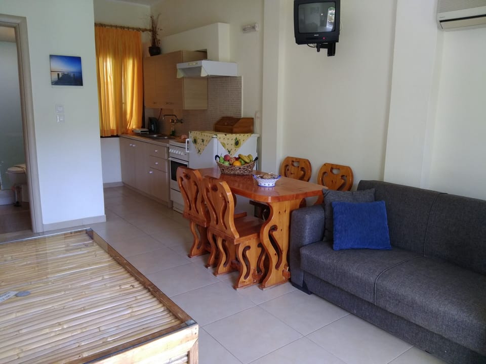 Villa, 2 Bedrooms, Smoking, Balcony | Living room