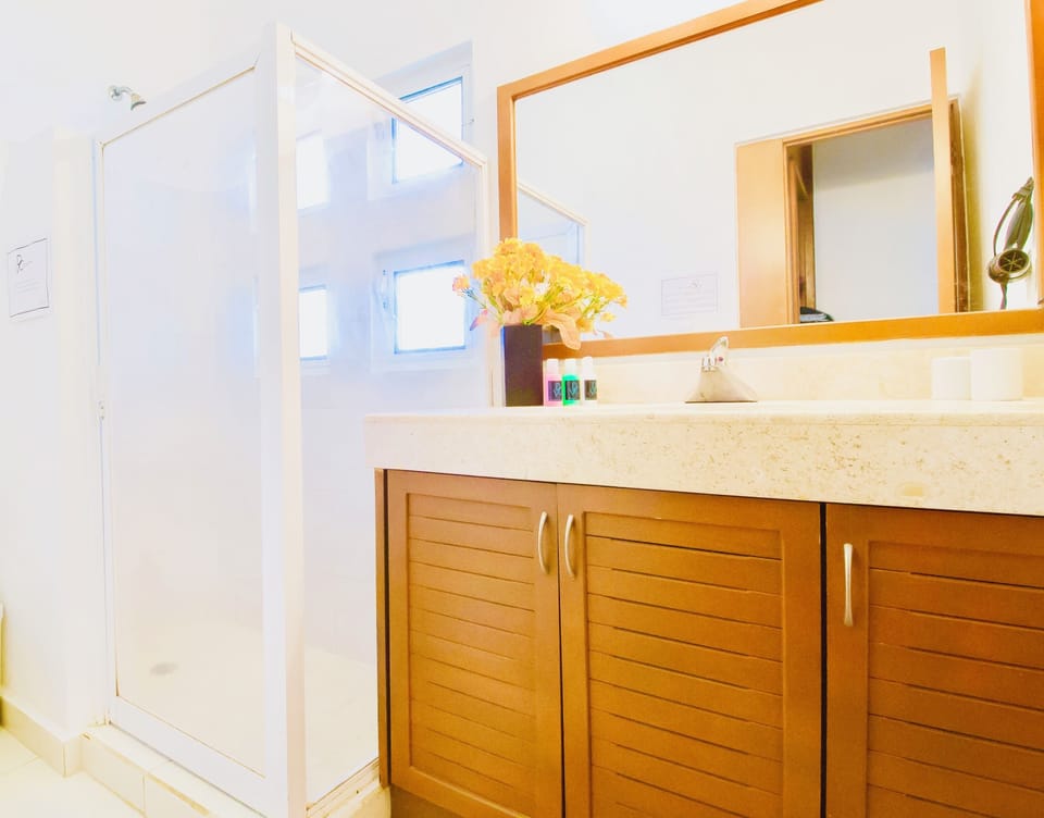 Room, 1 Bedroom, Patio, Garden View | Bathroom amenities | Free toiletries, towels