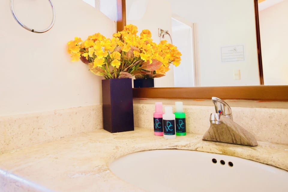 Room, 1 Bedroom, Patio, Garden View | Bathroom | Free toiletries, towels
