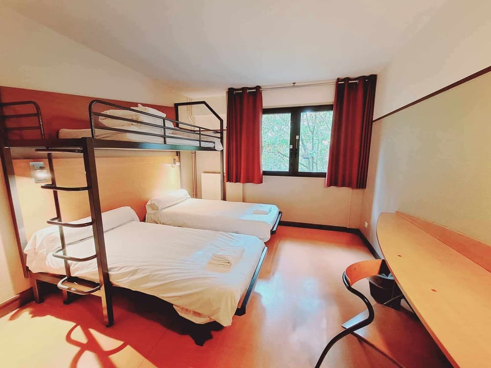 Basic Triple Room, Private Bathroom | Desk, blackout drapes, soundproofing, cribs/infant beds