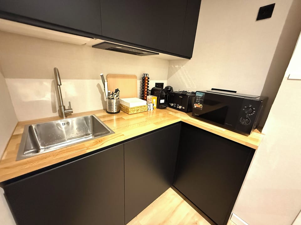 32-inch flat-screen TV with digital channels, TV