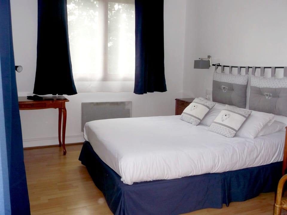 Double Room | Individually decorated, individually furnished, blackout drapes