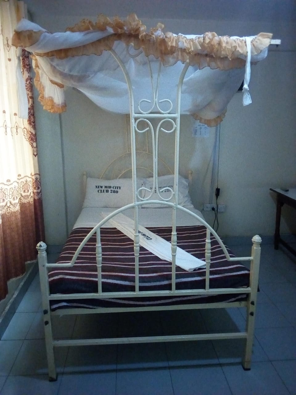 Double Room Single Use | Desk, free WiFi, bed sheets