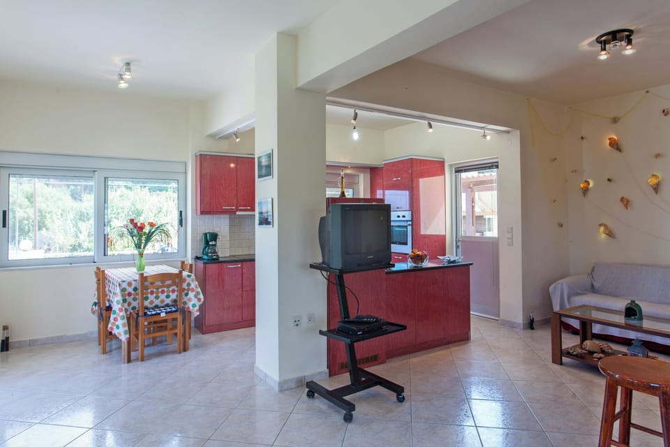 House, 3 Bedrooms, Smoking, Balcony | Dining
