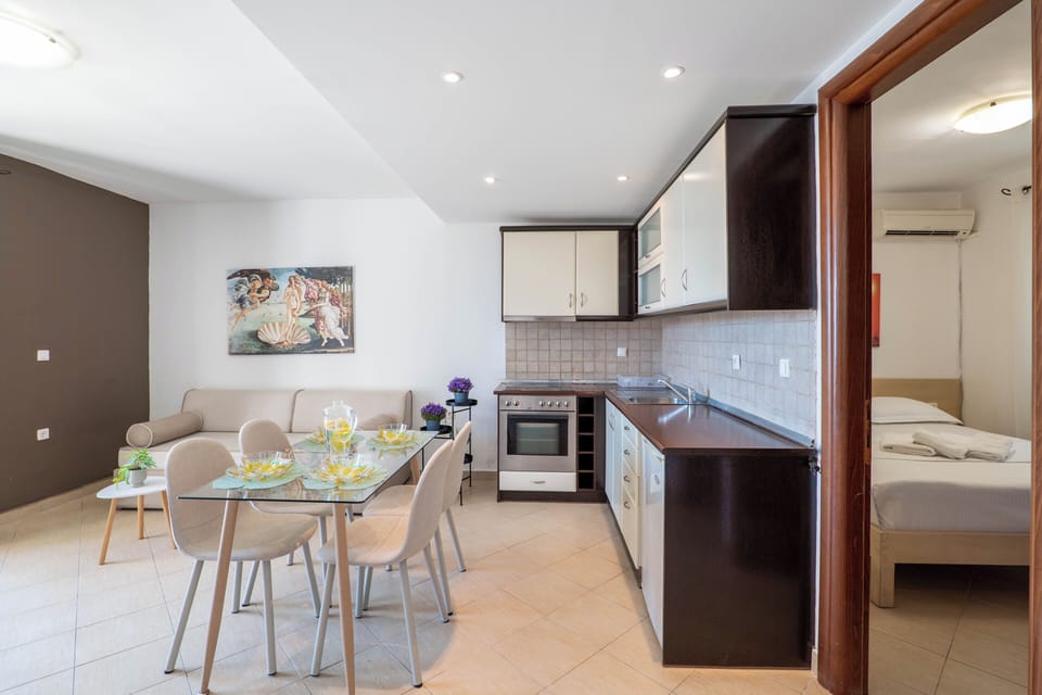 Apartment, 1 Bedroom, Garden View | Dining room