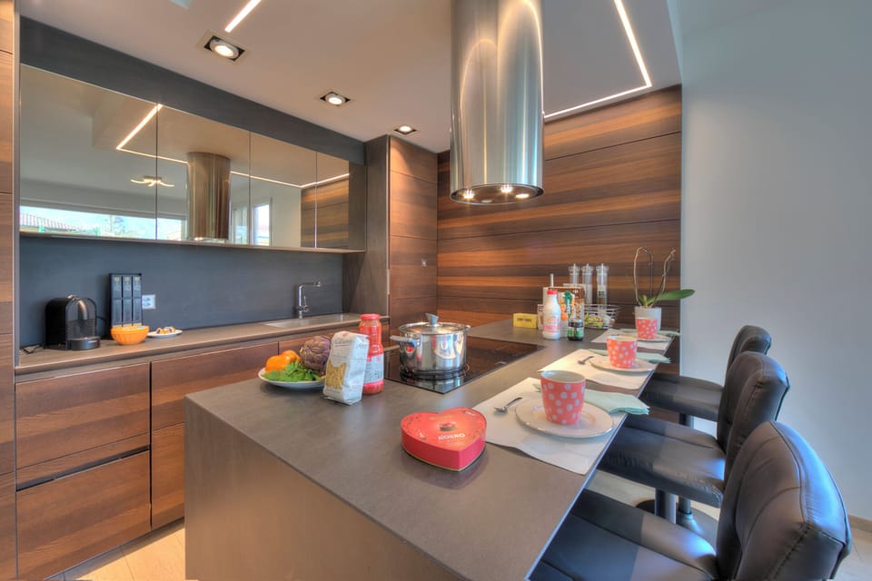 Family Apartment, Multiple Bedrooms, 2 Bathrooms (Rebecca Garden) | Dining room