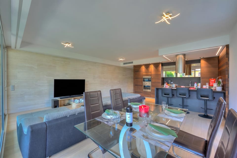 Family Apartment, Multiple Bedrooms, 2 Bathrooms (Rebecca Garden) | Dining room
