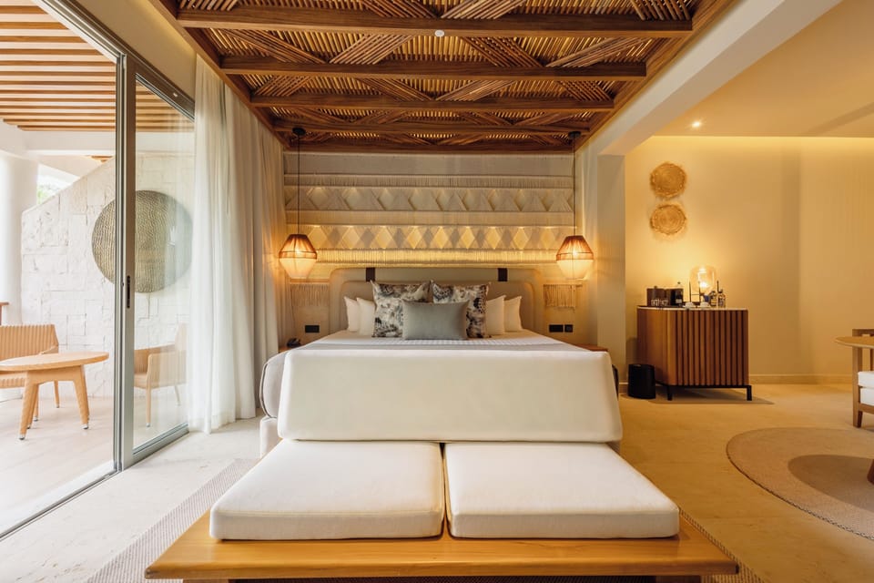 Laguna Villa Suite | Free minibar, in-room safe, desk, blackout drapes