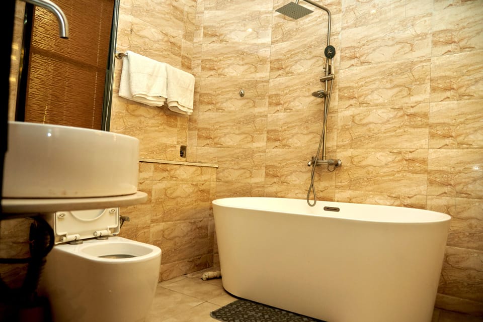 Executive Double Room | Bathroom | Free toiletries, slippers, towels, soap