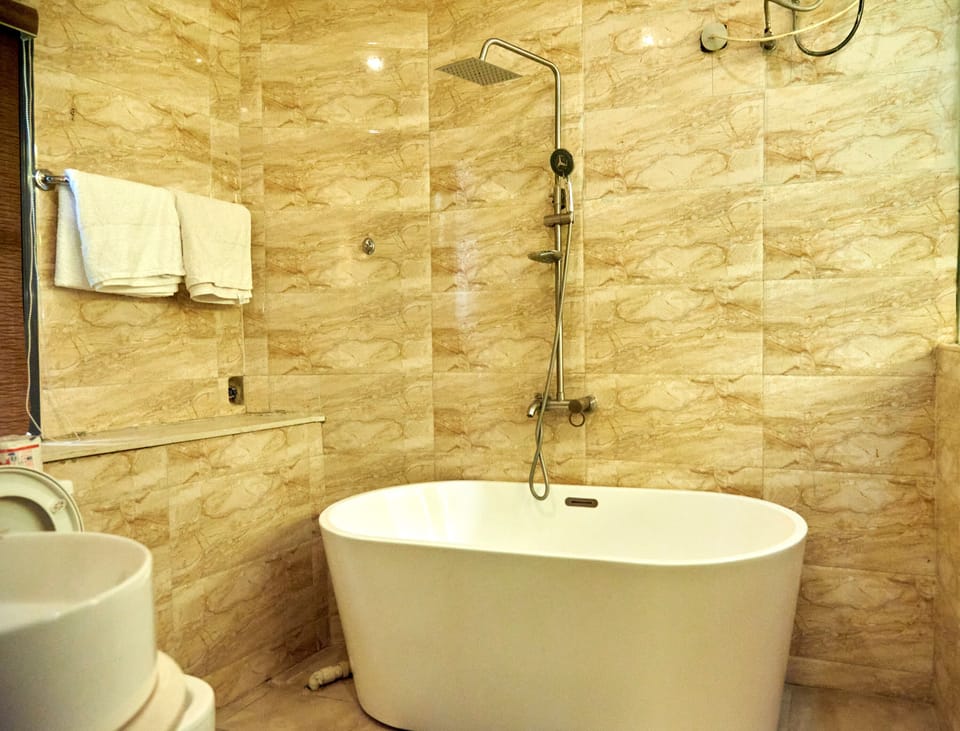 Executive Double Room | Bathroom | Free toiletries, slippers, towels, soap