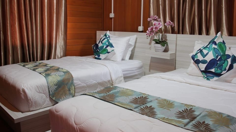 Luxury Twin Room | Desk, WiFi (free), individually furnished, bed sheets