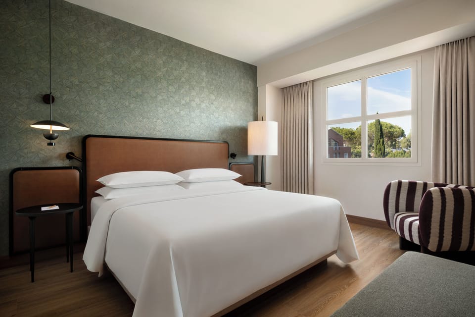 Senior Suite, 1 Bedroom | Premium bedding, in-room safe, desk, laptop workspace