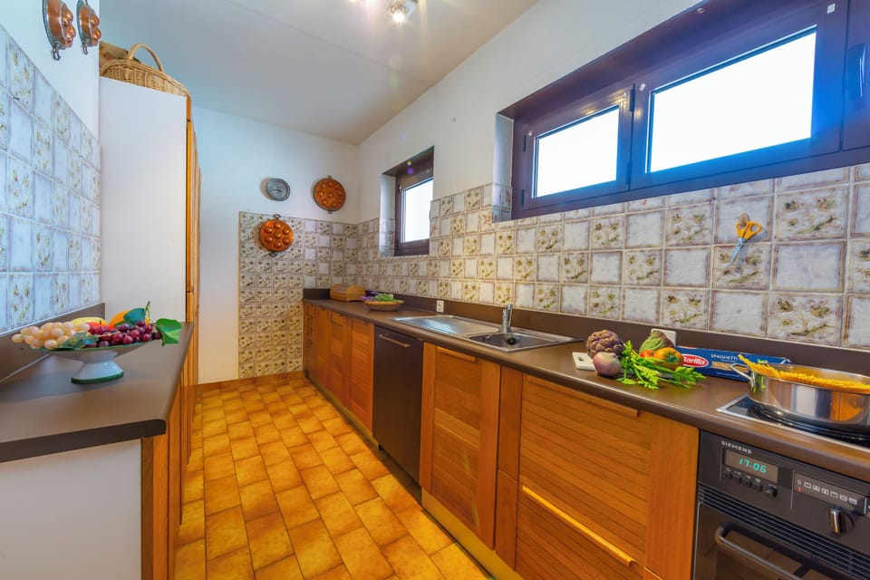 Family Apartment, 2 Bedrooms, 2 Bathrooms (Casa Bader) | Private kitchen | Full-size fridge, oven, stovetop, dishwasher