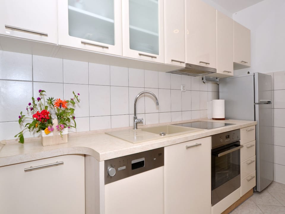 Townhome | Private kitchen | Full-size fridge, oven, stovetop, dishwasher