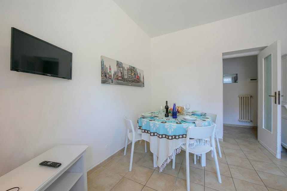 Family Apartment, 2 Bedrooms, Microwave (Casa Al Caprifoglio - Ispra Apartment) | Dining