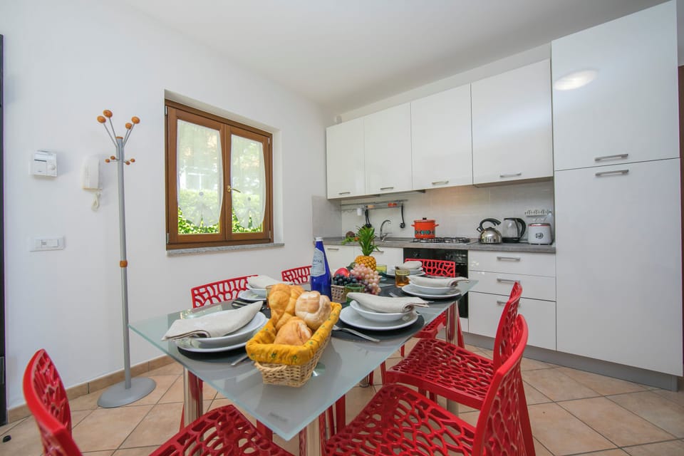 Family Townhome, 2 Bedrooms, 2 Bathrooms (Le Betulle Garden in Laveno) | Dining