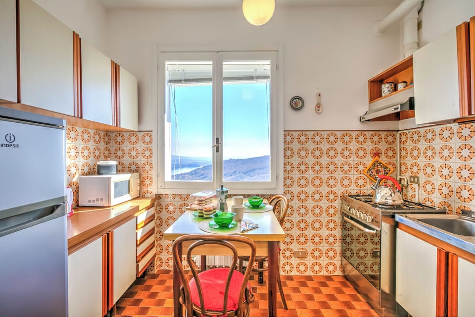 Family Apartment, 1 Bedroom, Balcony, Mountainside (Nicoletta's Lake View Stresa) | Private kitchen | Full-size fridge, microwave, oven, stovetop